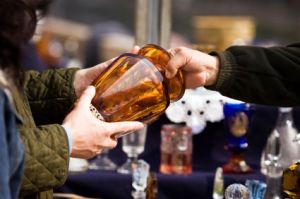 getting-good-deals-on-antiques-and-collectibles-1_delaer-and-customer-at-flea-marke.s600x600