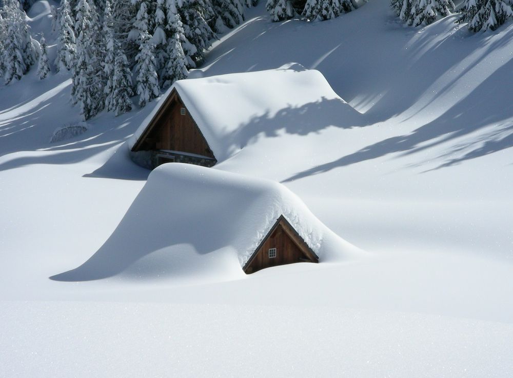 house-snowed-in