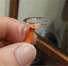 Dry_eyes_scleral_lens_on_removal_plunger